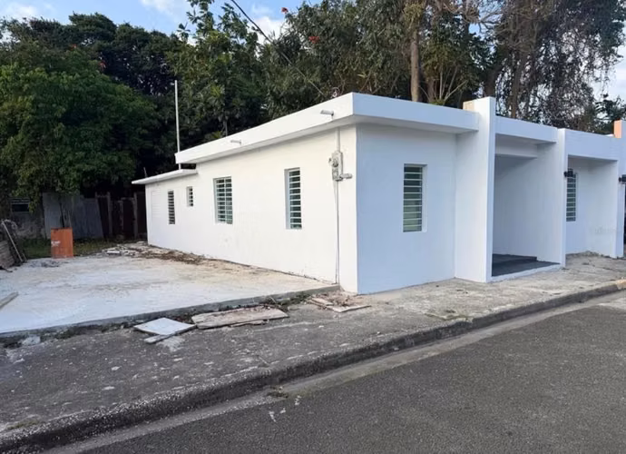 Residencia de hormigón renovada de 4 dormitorios y 2 baños en el corazón de Guayama.