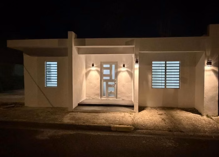 Residencia de hormigón renovada de 4 dormitorios y 2 baños en el corazón de Guayama.
