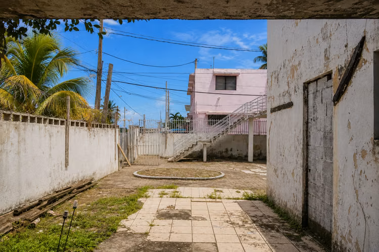 ¡Disponible para Venta! Multifamiliar en 2151 Almirante St.