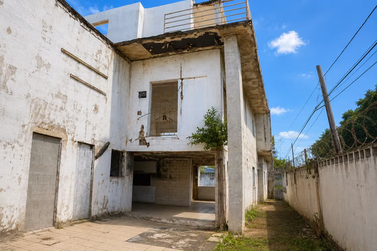 ¡Disponible para Venta! Multifamiliar en 2151 Almirante St.