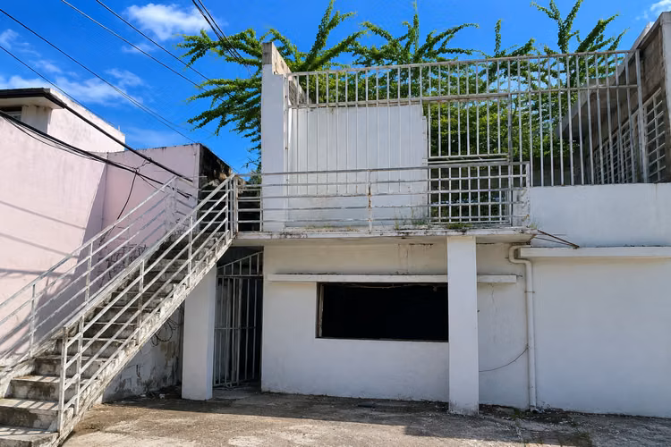 ¡Disponible para Venta! Multifamiliar en 2151 Almirante St.
