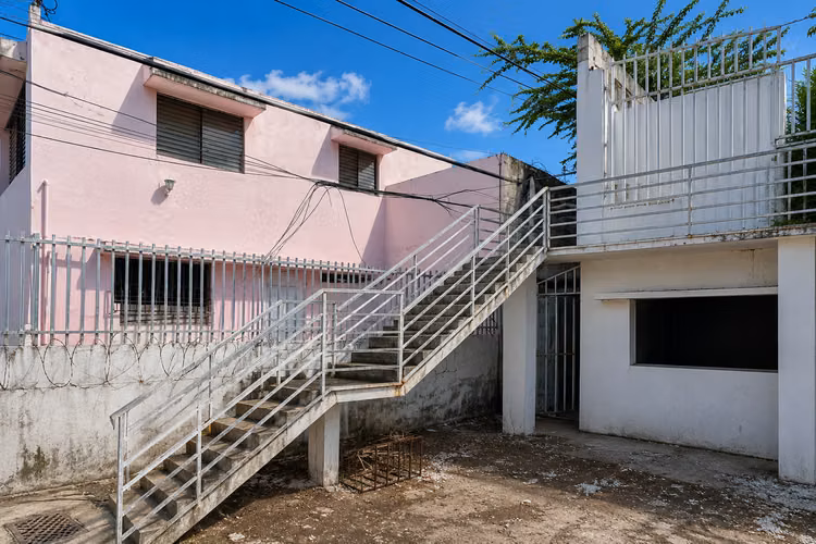 ¡Disponible para Venta! Multifamiliar en 2151 Almirante St.