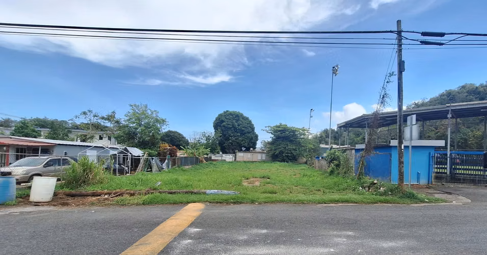Bo. C. Davila, Solar en Manati