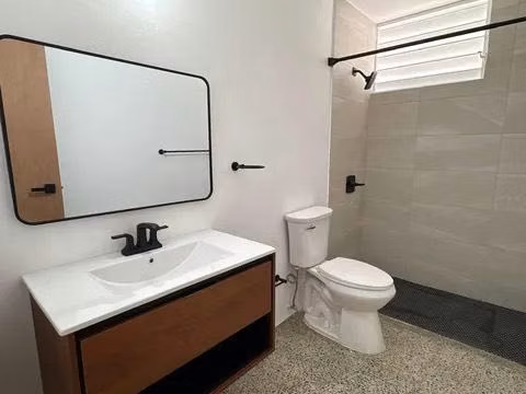 Casa lista para habitar ubicada en la comunidad Jardines de Country Club.