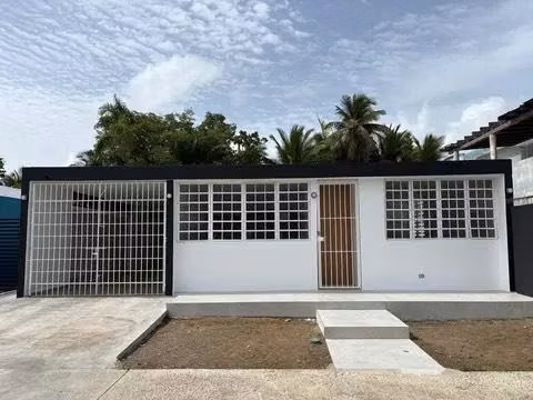 Casa lista para habitar ubicada en la comunidad Jardines de Country Club.