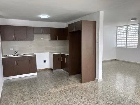 Casa lista para habitar ubicada en la comunidad Jardines de Country Club.