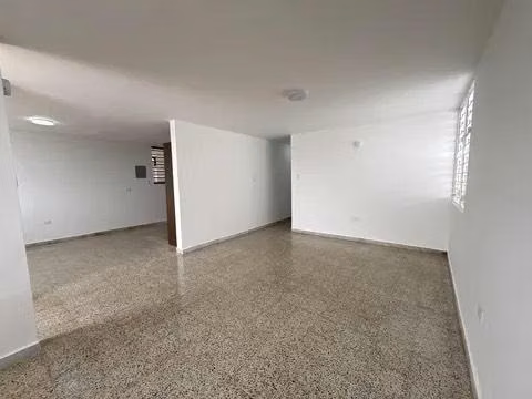 Casa lista para habitar ubicada en la comunidad Jardines de Country Club.