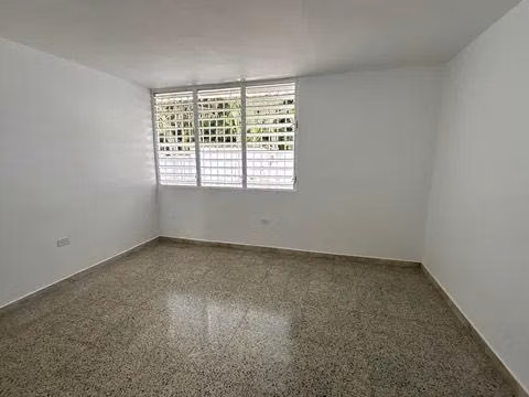 Casa lista para habitar ubicada en la comunidad Jardines de Country Club.