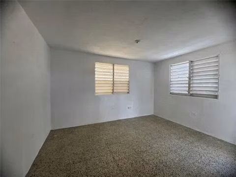 Casa bien mantenida de 3 dormitorios y 1 baño.
