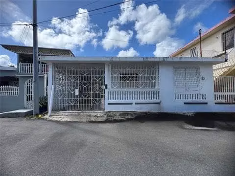 Casa bien mantenida de 3 dormitorios y 1 baño.