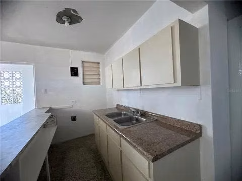 Casa bien mantenida de 3 dormitorios y 1 baño.
