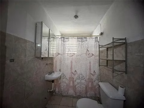 Casa bien mantenida de 3 dormitorios y 1 baño.