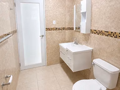 Casa remodelada de 3 dormitorios y 1 baño, lista para habitar.