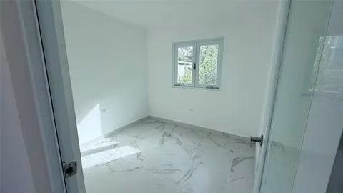 Bungalow de 2 dormitorios recién renovado