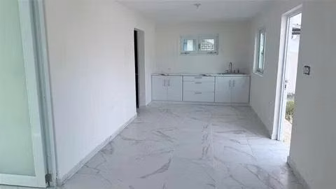 Bungalow de 2 dormitorios recién renovado