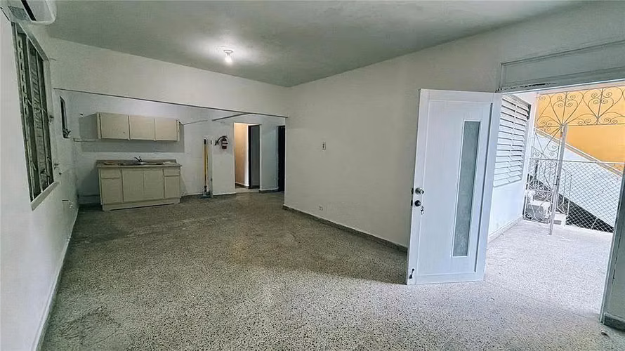 ¡Encantador apartamento en planta baja en alquiler en el corazón de Vega Baja Pueblo!