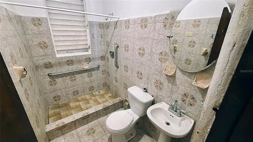 ¡Encantador apartamento en planta baja en alquiler en el corazón de Vega Baja Pueblo!