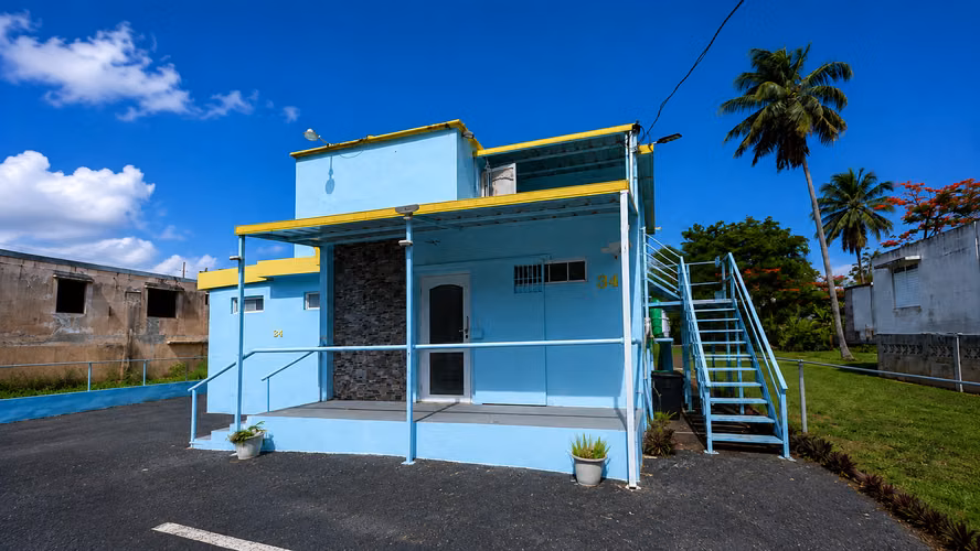 Bo. Bajura, Comercial en Manatí