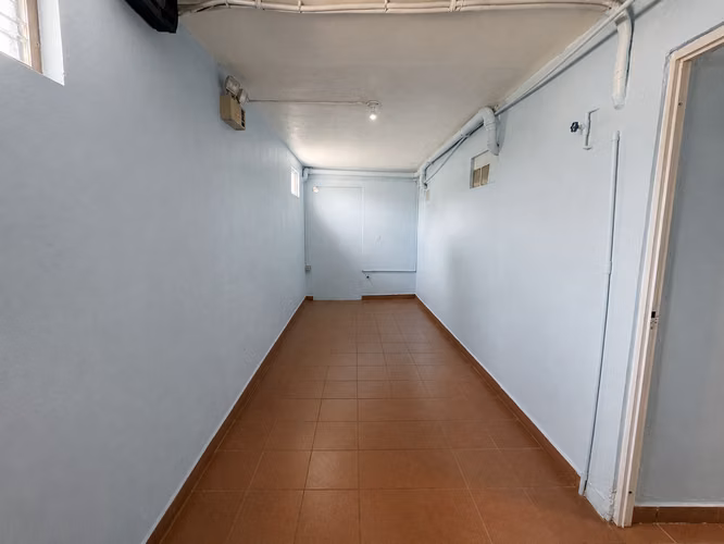 Bo. Bajura, Comercial en Manatí