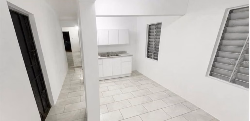 Residencia de hormigón renovada de 4 dormitorios y 2 baños en el corazón de Guayama. - Imagen 6