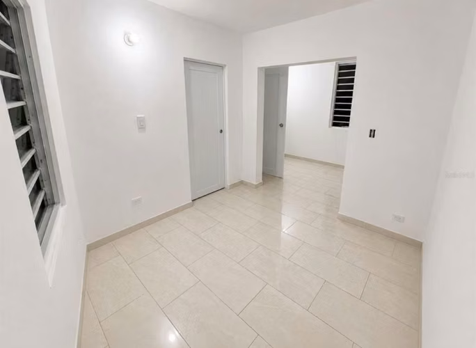 Residencia de hormigón renovada de 4 dormitorios y 2 baños en el corazón de Guayama. - Imagen 4