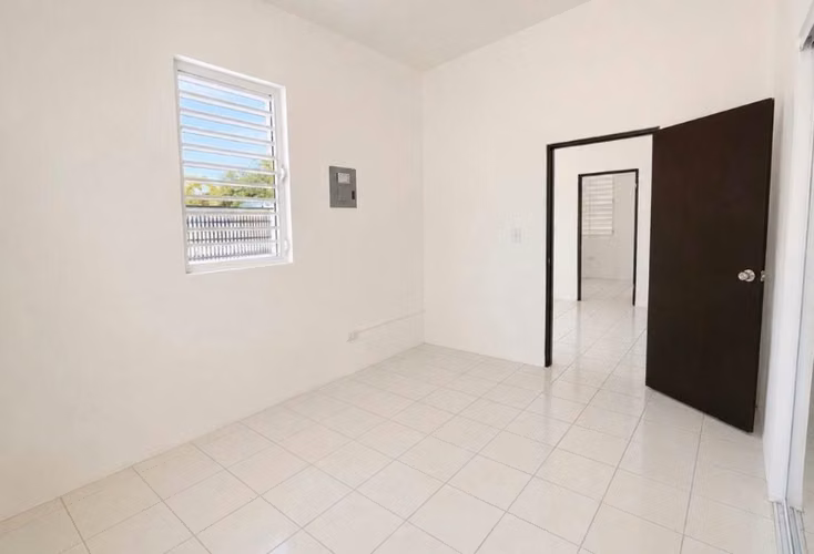 Casa de una sola planta completamente remodelada ubicada en la comunidad de Canta Gallo, Juncos.