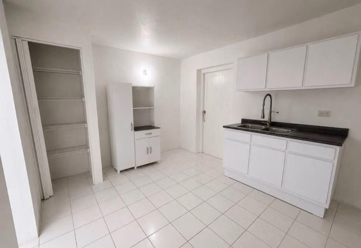Casa de una sola planta completamente remodelada ubicada en la comunidad de Canta Gallo, Juncos.