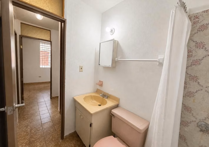 Casa de 3 habitaciones y 1 baño en una zona muy céntrica de Reparto Montellano. - Imagen 5