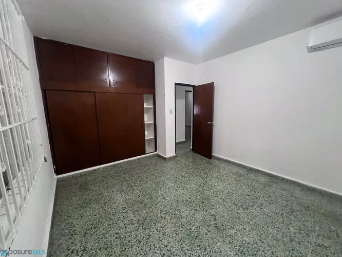 Un amplio 3 dormitorios, área de oficina, 1 baño en alquiler