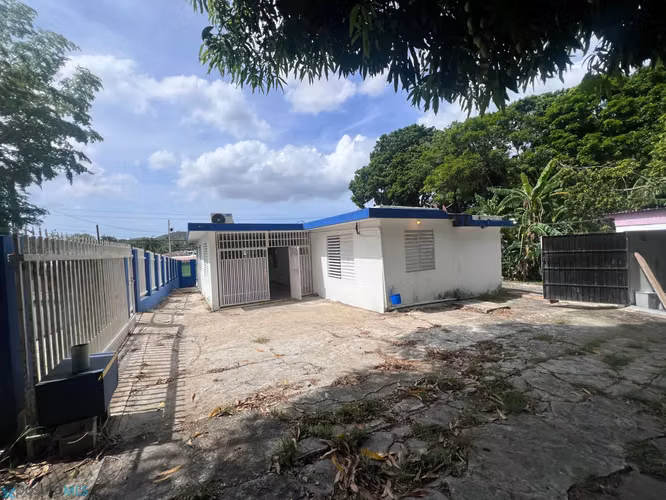Un amplio 3 dormitorios, área de oficina, 1 baño en alquiler