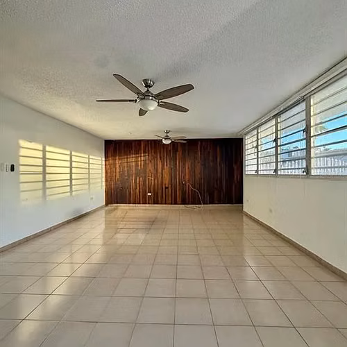 Residencia de 3 dormitorios y 2 baños ubicada en la cotizada comunidad Apollo Development.
