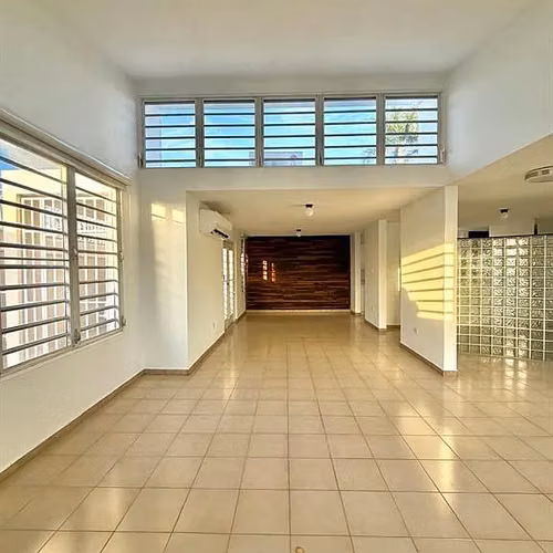 Residencia de 3 dormitorios y 2 baños ubicada en la cotizada comunidad Apollo Development.