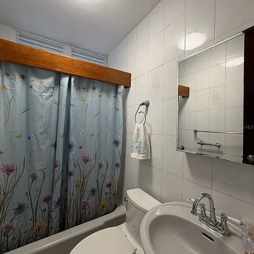 Residencia de 3 dormitorios y 2 baños ubicada en la cotizada comunidad Apollo Development.