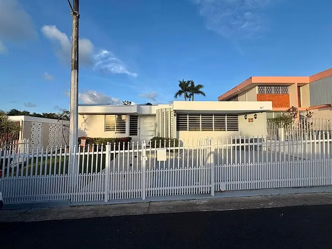 Residencia de 3 dormitorios y 2 baños ubicada en la cotizada comunidad Apollo Development.