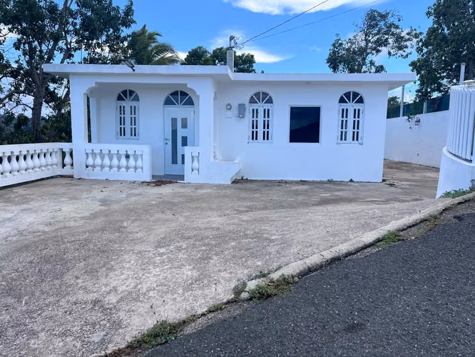 REMODELED 3-BEDROOM HOME ON 2,433 M² OF LAND — BEAUTIFUL MOUNTAIN & DISTANT COASTAL VIEWS — COMERÍO, PUERTO RICO - Imagen 2