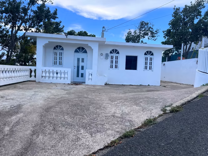REMODELED 3-BEDROOM HOME ON 2,433 M² OF LAND — BEAUTIFUL MOUNTAIN & DISTANT COASTAL VIEWS — COMERÍO, PUERTO RICO