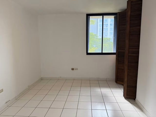Cond. Kings Court 80, Apartamento en San Juan