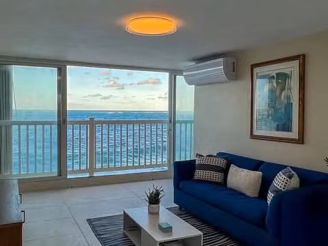Espacioso apartamento frente al mar de 2 bd y 1 ba en el corazón de Condado.