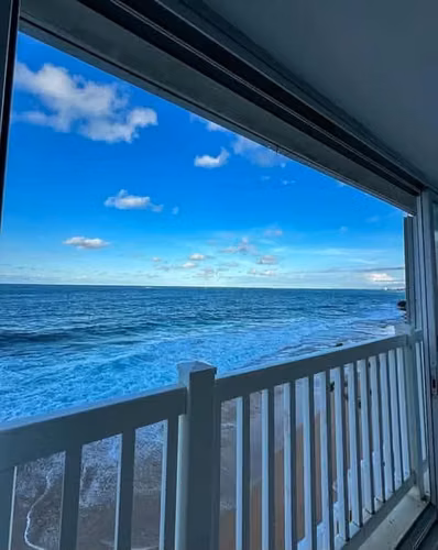 Espacioso apartamento frente al mar de 2 bd y 1 ba en el corazón de Condado.