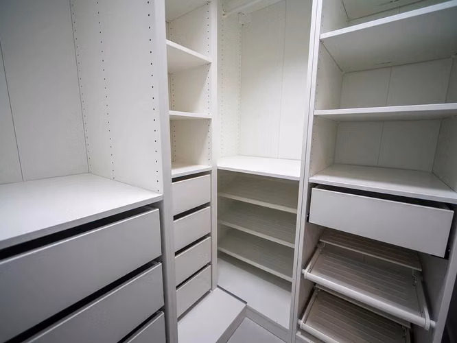 LUXURY RENOVATED AND FURNISHED APARTMENT IN FLORAL PARK