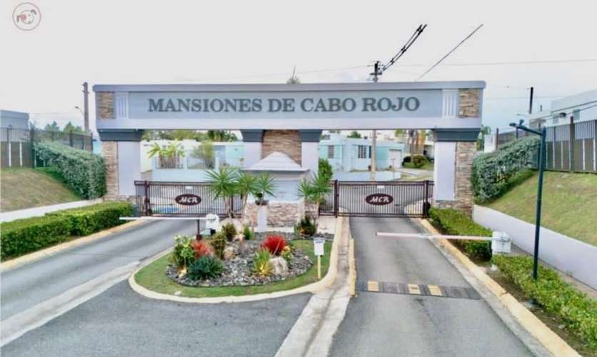 Casa en Puerto Real, Cabo Rojo: placas solares y mantenimiento incluido