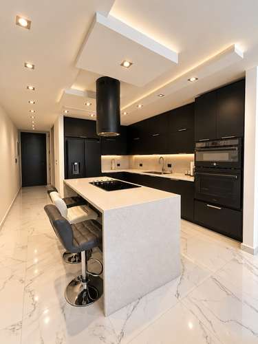 Luxury Two-Story Residence - Imagen 8