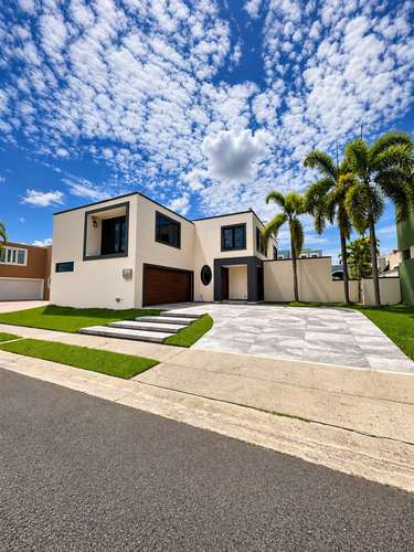 Luxury Two-Story Residence - Imagen 3