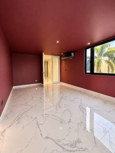 Luxury Two-Story Residence - Imagen 18