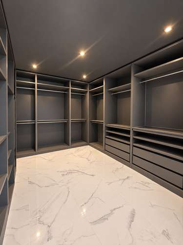 Luxury Two-Story Residence - Imagen 19