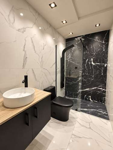 Luxury Two-Story Residence - Imagen 15