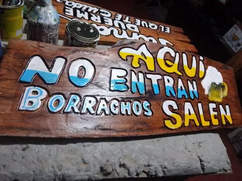 Cartel tallado en maderas