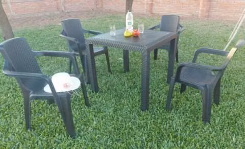 Juego de comedor Nater 4 sillás plásticas