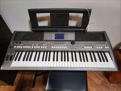 Teclado Yamaha PSR-S670 Workstation