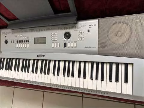 Piano digital Yamaha DGX-230 con pedestal